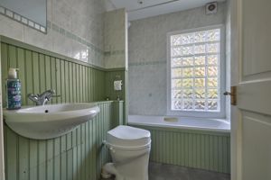 Flat's Bathroom- click for photo gallery